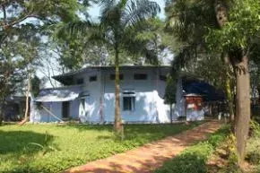 Dhamma Sarita — Nestled on the banks of the Bhatsa River, Dhamma Sarita offers a verdant sanctuary. The 2.5-acre campus is a green haven, home to approximately 500 trees, providing a naturally calming and secluded atmosphere ideal for intensive meditation practice. Its location near Kalyan, Thane, yet a comfortable distance from the bustle of Mumbai, strikes a balance between accessibility and peaceful retreat.