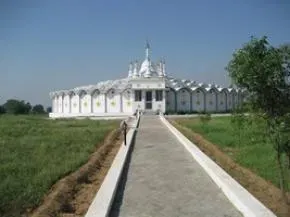Dhamma Sota — The center is nestled within 16 acres of land, surrounded by the deep green valley of the Aravali Hills. This natural setting provides a peaceful and secluded atmosphere, ideal for focused meditation practice away from the distractions of urban life.