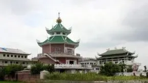 Vaishali — The center is situated on the well-known Vishwa Shanti Pagoda Road in Vaishali, within the Vietnam Mahaprajapati Nunnery. The surrounding area of Bihar is characterized by fertile agricultural fields, though specific details about the immediate landscape are not provided.