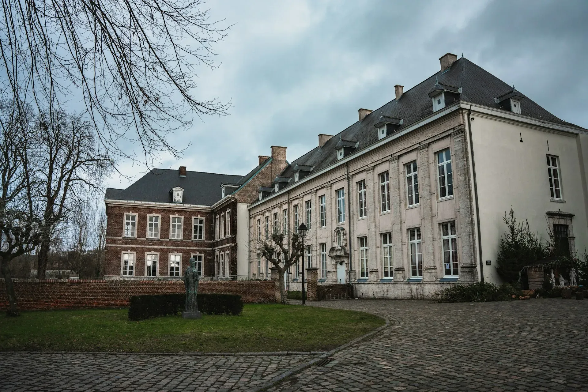 Kwan Um Zen School - Brussels — Located on Rue de L Oiselet, the center is situated within the urban landscape of Brussels. Expect a city environment, with the center itself providing a dedicated space for quiet contemplation amidst the bustling European capital.