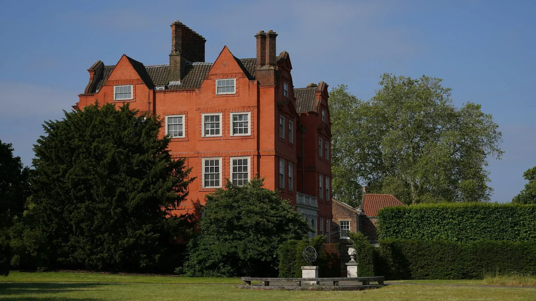 London Zendo (Hannya Temple) — Located in London, the center is situated in the Chalk Farm area.