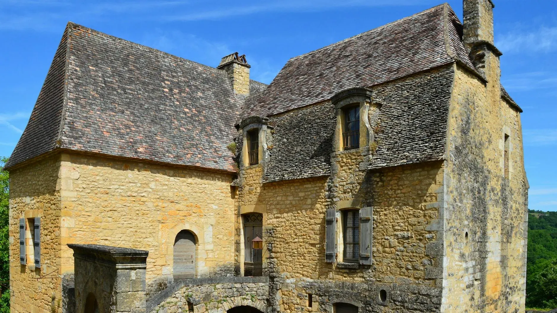 Nehnang Samten Choling — Situated in Plazac, a commune in the Dordogne department in southwestern France.
