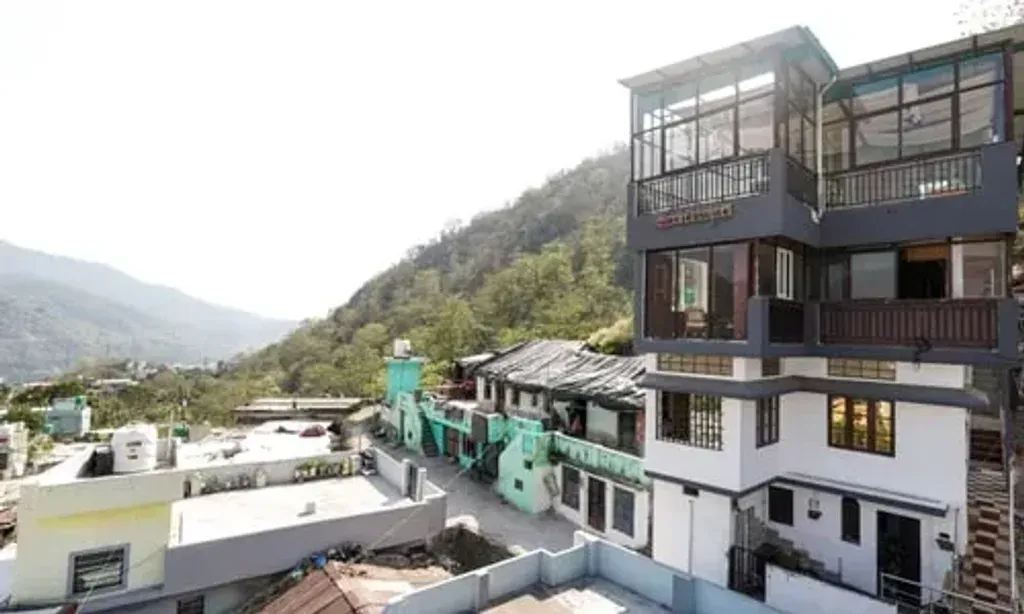 Aavya Wellness Center — Situated on Balaknath Road in Tapovan, Rishikesh, Aavya Wellness Center is surrounded by the tranquil beauty of the Himalayan forest. Guests can expect stunning views and a peaceful ambiance, providing a natural sanctuary away from the bustle. The location encourages a deep connection with nature, enhancing the overall retreat experience.