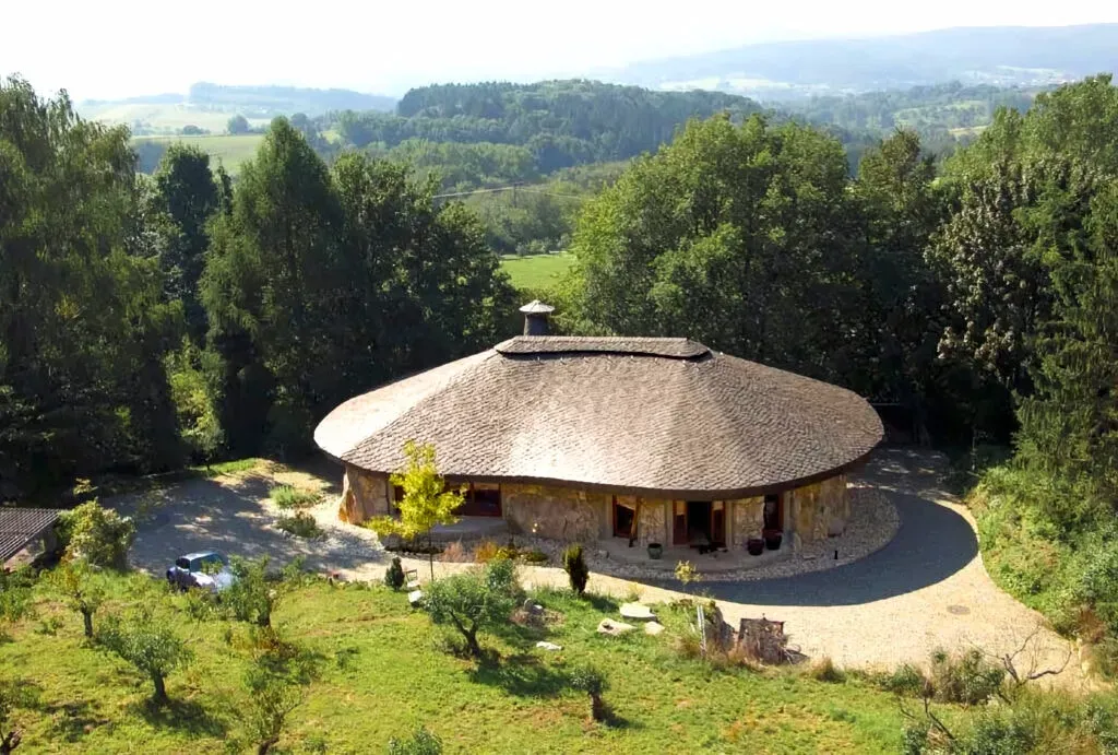 Abundance - The Stay & Play Retreat — The retreat is set within a beautiful, peaceful house, surrounded by nature in Hösbach, Germany. The property boasts open fields, a captivating bamboo forest, and inviting cozy fireplaces, creating a serene and inspiring atmosphere for reflection and connection.