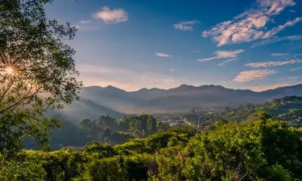 Abundant Living Retreats — The retreat unfolds at Izchayluma Eco Resort, a hosteria nestled amidst nature in Vilcabamba. It offers a tranquil and peaceful ambiance, with breathtaking views that truly highlight the natural beauty of the surrounding area. The physical spaces are clean, cozy, and possess a rustic charm, contributing to a welcoming and comfortable atmosphere.