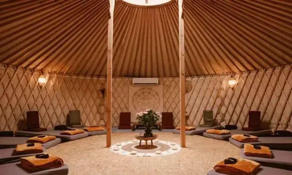Acsauhaya — The center is set in peaceful nature, surrounded by grasslands and a reserve, offering 16,000 sqm of walkways, wild gardens, a pool, hammocks, and sacred spaces for quiet reflection. The beautifully renovated Dutch farmhouse creates a cozy, intimate atmosphere with warm lighting, soft blankets, and soothing scents.