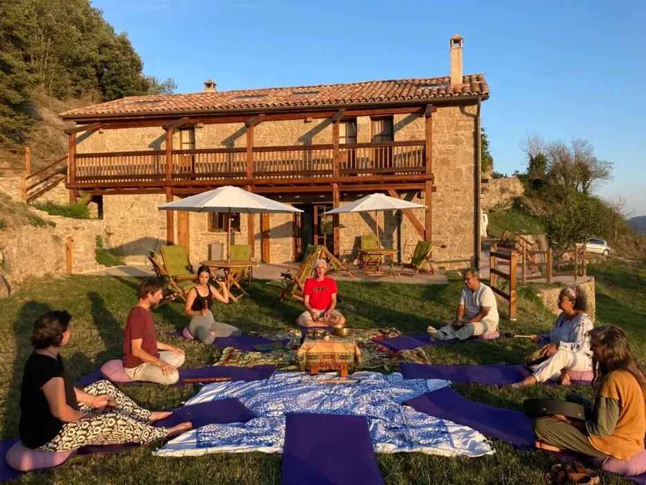 After the Rains — The retreat takes place in a country house situated on a hillside, surrounded by woodland in the pre-Pyrenees. This natural environment provides a deeply peaceful atmosphere conducive to introspection and connection with nature.