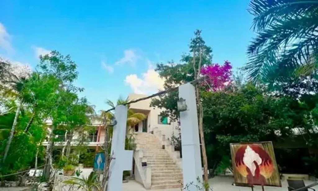 Amara Sanctuary — The center is located in the serene Mayan jungle near Chemuyil, offering a tranquil and natural environment. Villa Agua y Fuego provides a comfortable and connected atmosphere, ideal for deep healing and renewal.