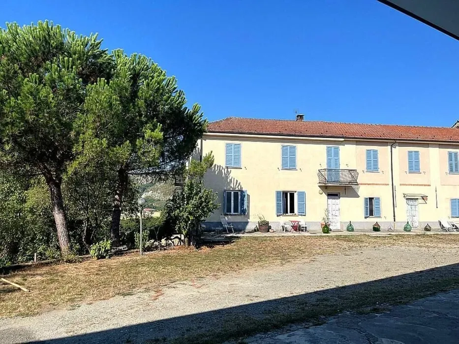 Amiglia — Amiglia is situated in the scenic Piemonte region of Italy, close to the Ligurian border, within the village of Spigno Monferrato. Surrounded by the Apennine mountains, the location offers a peaceful and inspiring atmosphere, ideal for quiet contemplation and creative endeavors.