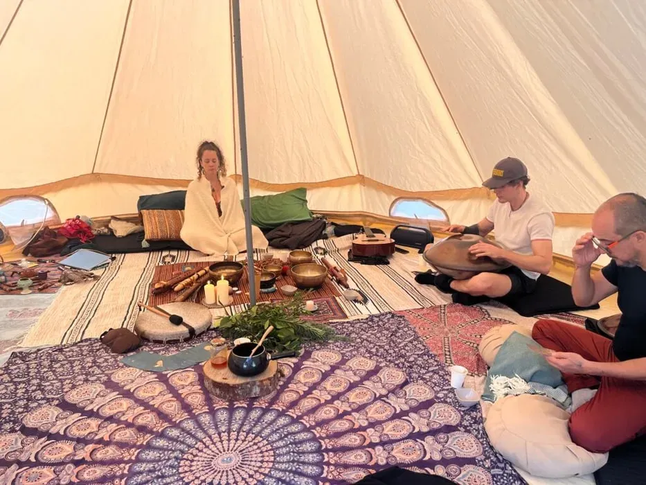 Ana Platzer — The center is situated in a fully natural setting, surrounded by the quiet and grounding presence of nature. Ceremonies take place in a small yurt, designed to be simple, respectful, and in harmony with the natural environment. The commitment to ecological care is evident, with the use of a dry composting toilet.