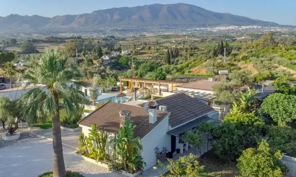 Andajuicya X Indigo — Situated in the beautiful Cártama region of Málaga, the center provides a serene backdrop for a detox and wellness journey. The Spanish landscape offers a tranquil environment conducive to relaxation and rejuvenation.