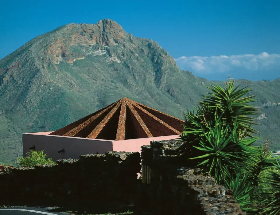 Anna Scheer — The retreat is set within the expansive 25,000 square meter Kulturpark Mariposa, a unique cultural park in the subtropical southwest of Tenerife. This tranquil environment, far from the everyday hustle, features lush plant life and offers wide views over the Atlantic, fostering a reflective and inspiring atmosphere.
