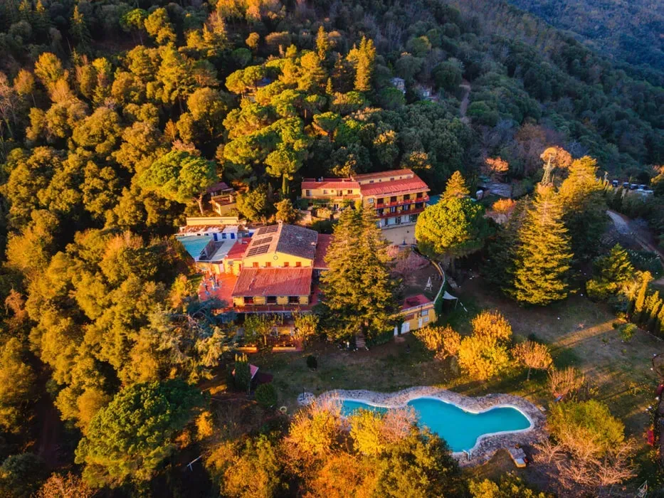 Anonymous Retreats — Located in Tordera, the center provides a serene backdrop for reflection. The emphasis is on a beautiful place that enhances the teachings, suggesting a natural and calming environment conducive to introspection. With amenities like a pool and sauna, it balances rustic charm with modern comforts.