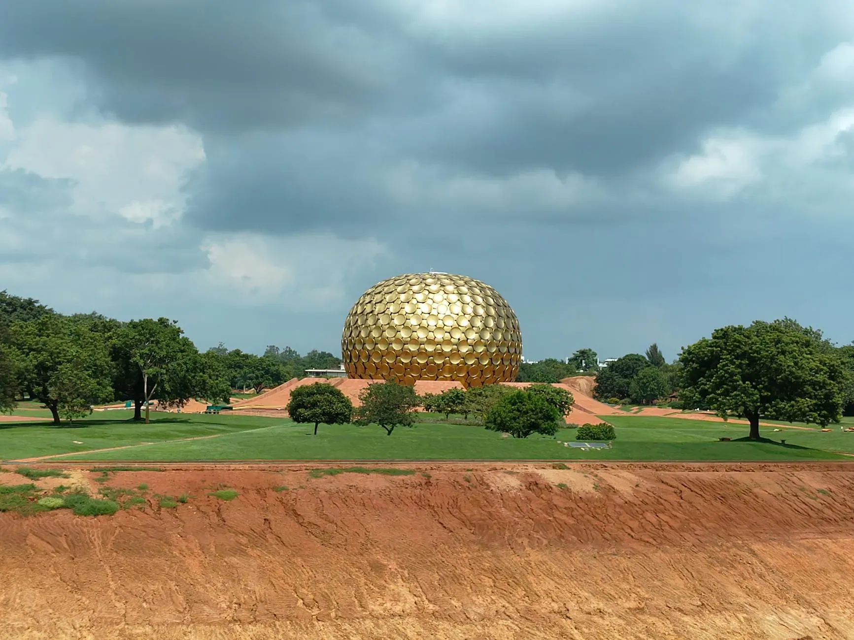 Arunachala Yoga Nilayam — Yellapur provides a backdrop for Arunachala Yoga Nilayam, situated on Housing Board Mahilamandal Road. The atmosphere is geared towards focused practice and personal reflection, away from the hustle and bustle, allowing for a deeper connection with one's inner self.