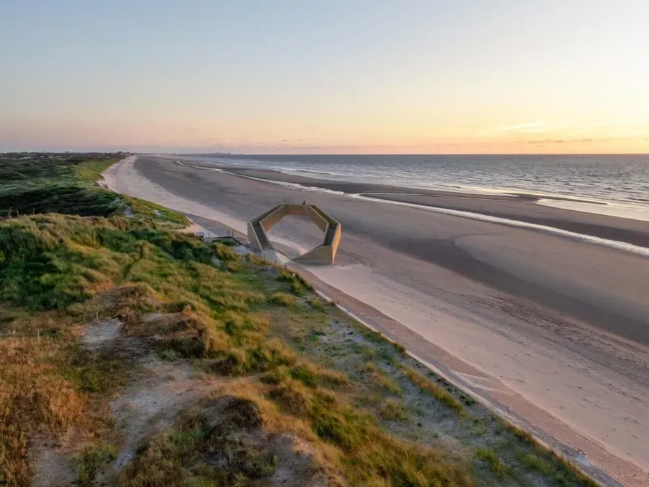 Ayalgayoga — Located in Koksijde, a coastal town in Belgium, Ayalgayoga provides a serene environment for practice. While the immediate surroundings of the yoga room are urban, the nearby coastline offers opportunities for walks and fresh air, complementing the internal focus of your yoga sessions.