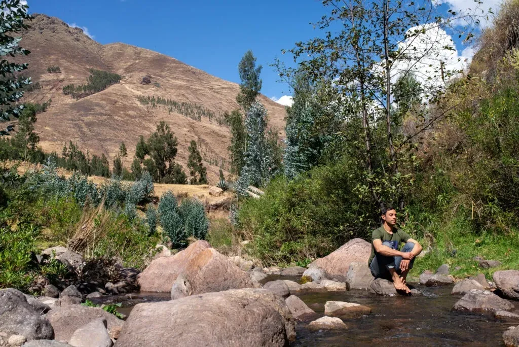 Ayni Collective — The center is situated in Pisac, within the breathtaking Sacred Valley of Peru. Surrounded by mountains and lush landscapes, the atmosphere is one of tranquility and natural beauty, ideal for introspection and connection with the environment.