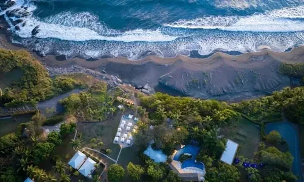 Azul Hotel & Retreat — Azul Hotel & Retreat is located along a tranquil black-sand beach in Playa Azul, Guanacaste, Costa Rica. This privileged location is part of one of the world's seven Blue Zones, renowned for vitality and natural wellness. The surroundings offer breathtaking natural beauty, fostering a peaceful atmosphere and a deep connection with the environment.