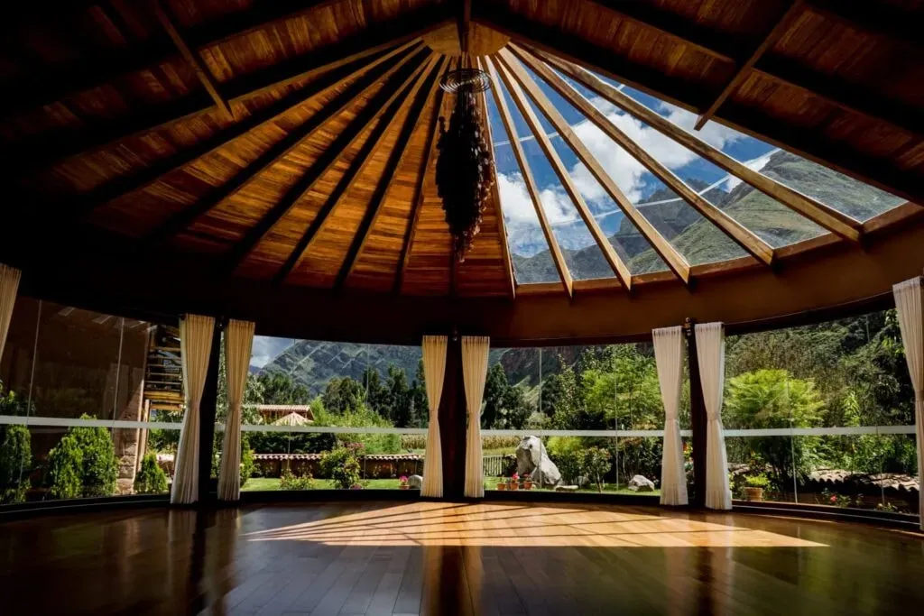 Bindu Holistica — set in the picturesque town of Písac, an hour from Cusco, Bindu Holistica is surrounded by the magical Sacred Valley. This region is renowned for its deep connection to ancestral culture and attracts seekers from across the globe, creating a vibrant and spiritually charged atmosphere.