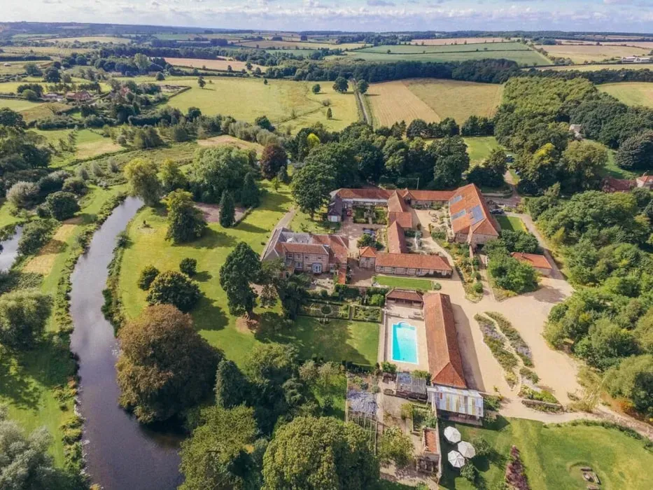 BMD Publishing — The retreat is situated in a calm countryside, offering a peaceful backdrop for reflection and relaxation. The environment is designed to be supportive and conducive to unwinding, allowing guests to step away from daily stressors and immerse themselves in a tranquil atmosphere.