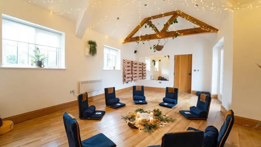 Boundless Life retreats — Boundless Life Retreats is situated in the peaceful, rural landscape of Shropshire. The venue emphasizes seclusion and privacy, providing a quiet escape from the demands of everyday life. Surrounded by the natural beauty of the countryside, it offers a serene environment conducive to introspection and healing.