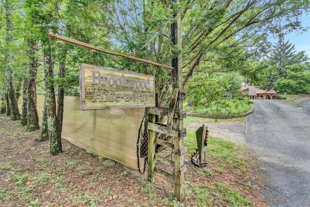 Brookwood House — set in Boones Mill, Virginia, Brookwood House provides a serene backdrop for reflection and rejuvenation. The surrounding landscape offers a quiet escape, fostering an atmosphere conducive to peace and connection.