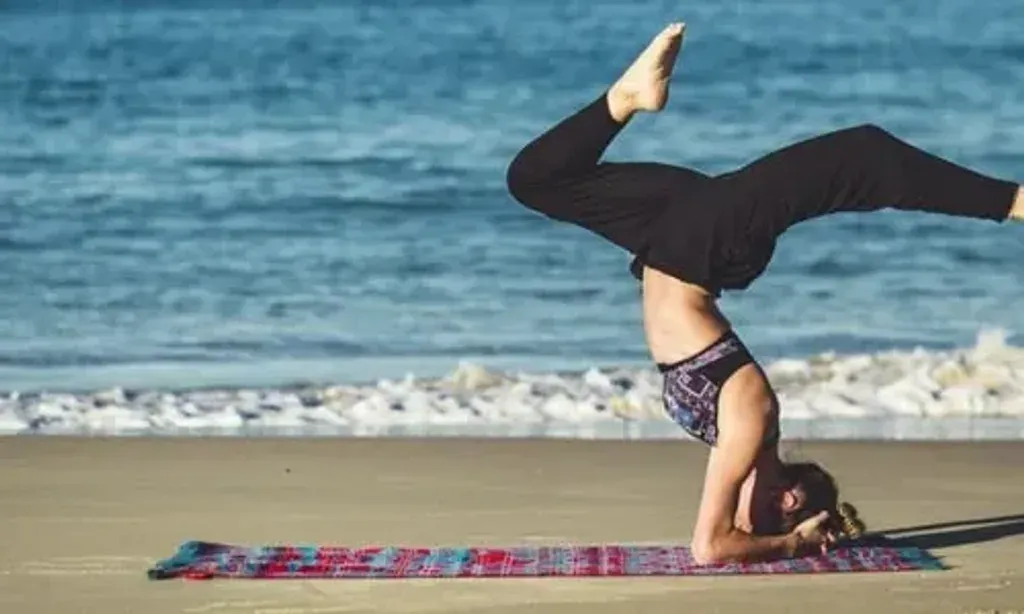Calima Yoga and Surf — Located on Avenida el Marinero, just 90 meters from Famara Beach, the center is immersed in the coastal beauty of Lanzarote. The area offers stunning ocean views and the dramatic backdrop of the Famara cliffs, creating a serene yet invigorating atmosphere.