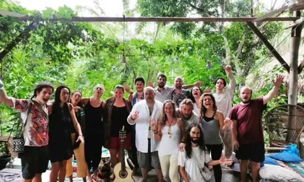 Calling In Love — set within the majestic Sierra Nevada De Santa Marta, Teiku Farm provides a serene and vibrant jungle environment. The permaculture farm fosters a deep connection to nature, with lush gardens and a tranquil terrace offering spaces for reflection and community. The atmosphere is one of natural beauty and communal living, inviting guests to immerse themselves in the magic of the Colombian mountains.