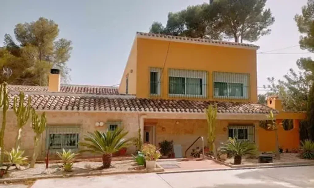 Casa Lily Spiritual Retreats — set on the slopes of the Montgó mountain in Jávea, Costa Blanca, Spain, Casa Lily offers a serene natural environment. The property features ample terraces, a garden, and a pool, providing plenty of outdoor space for relaxation and connection with the surrounding landscape.