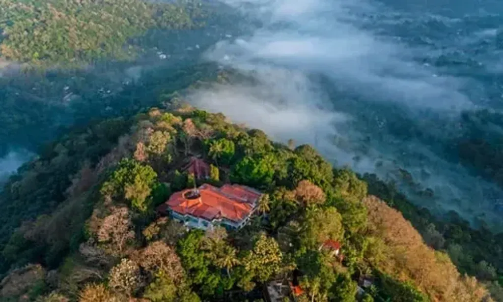 Chamundi Hill Palace Ayurveda Retreat — The retreat is situated in a natural, serene environment near Kanjirapally, offering a peaceful escape from the everyday. Surrounded by greenery, it provides a calm atmosphere conducive to healing and relaxation.