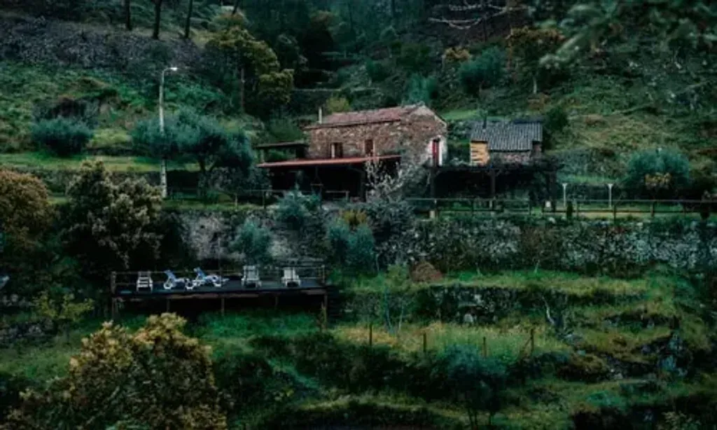 Chasing Story — set in a verdant Portuguese valley, Vale de Moses is a sanctuary located in the forested foothills of the Serra da Estrela mountains. This off-the-beaten-path location offers a deeply peaceful and natural environment, recognized internationally for its serene atmosphere.