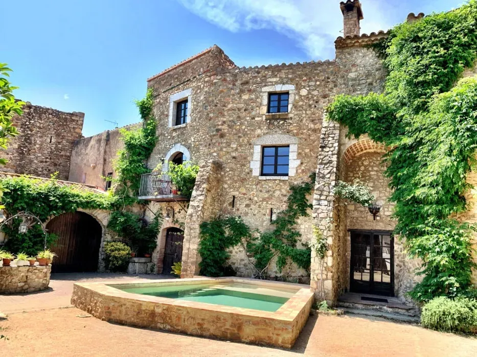 Chef Yves Nicolier — The center is situated in a beautifully restored 16th-century stone castle, set within the picturesque landscape of rural Catalonia. Guests are surrounded by sprawling vineyards, ancient olive groves, and open countryside, creating an atmosphere of tranquility and natural beauty.