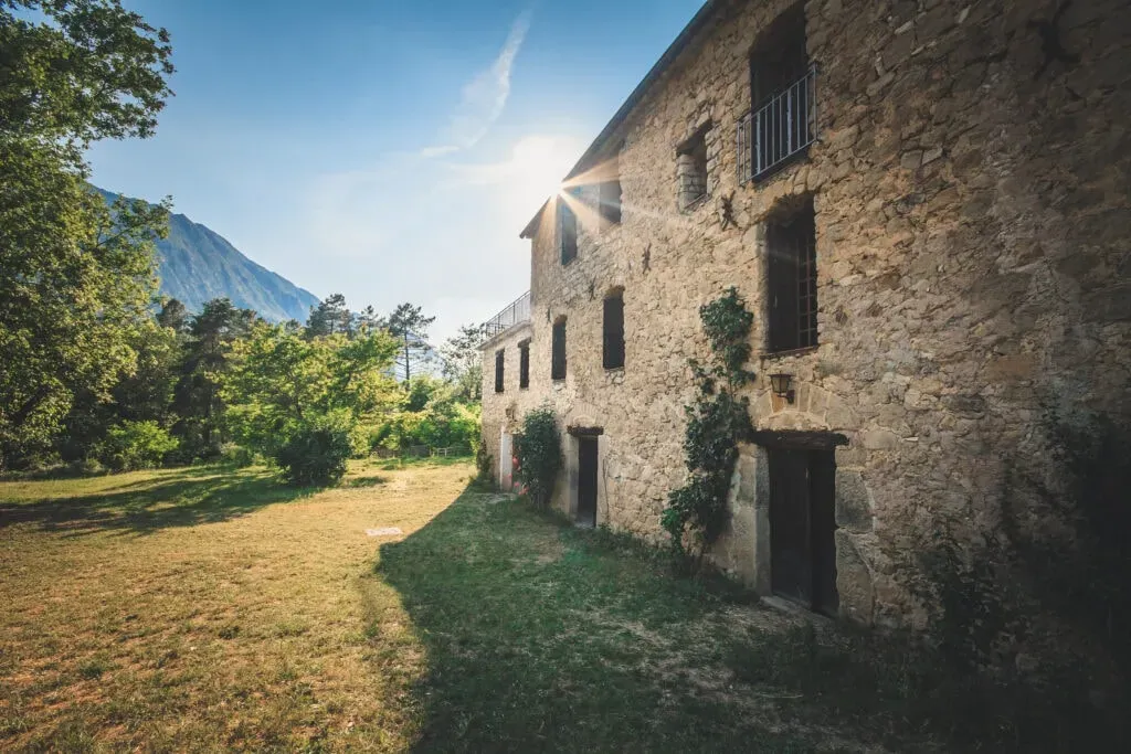 Chival Yoga Permaculture et Animaux — The center is located in Villars-sur-Var, a picturesque area that provides a tranquil backdrop for introspection and connection with nature. Expect a peaceful, rural environment conducive to relaxation and mindful living.