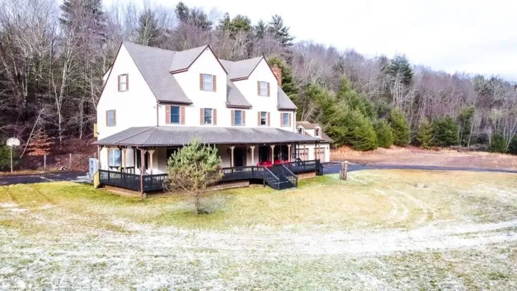 Cia Ricco — The retreat takes place in a beautiful home situated on the historic grounds of the original Woodstock Camp in Bethel, NY. This location offers a sense of peace and connection to a significant cultural landmark, providing a unique backdrop for introspection and healing.