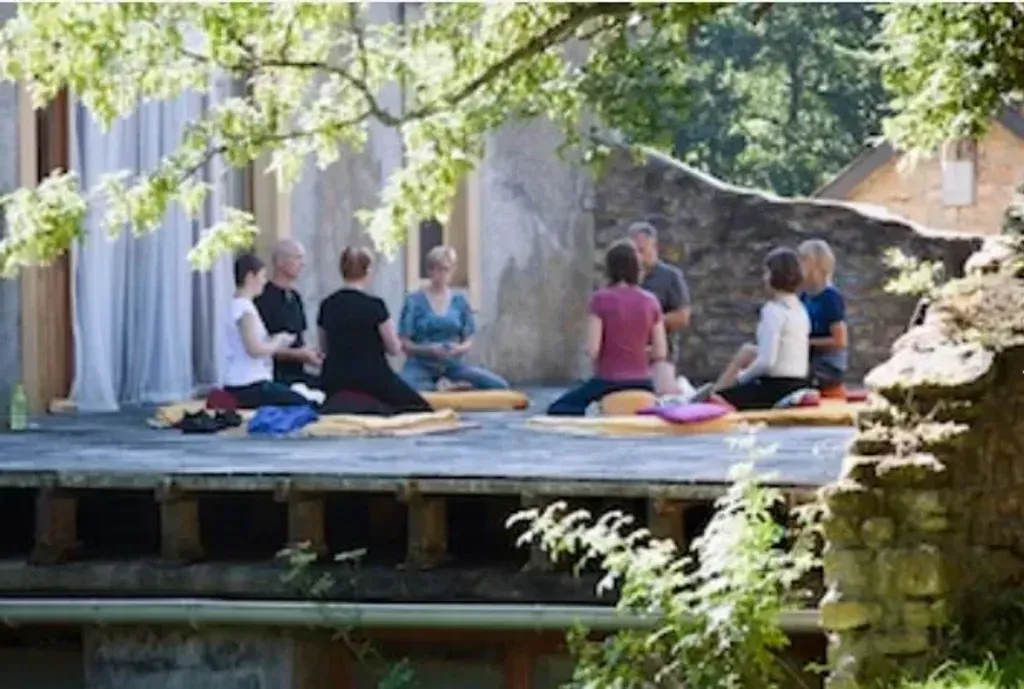 Compassionate Self — The center is situated in a peaceful Belgian location, designed to offer tranquility and space. Its venue embraces natural elements, from sounds and light to materials and flavors, creating a deeply sensory and calming atmosphere. A lovely garden with a pond and quiet nooks provides ample opportunities for relaxation, with ceremonies held outdoors in a tipi during summer and in a cozy indoor room in winter.