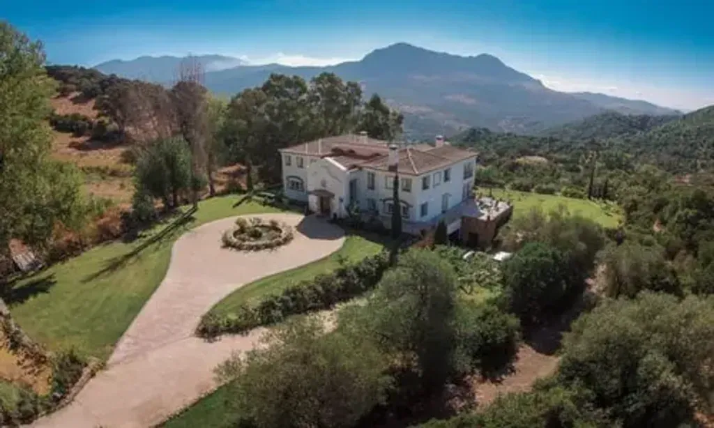Conscious Hub — The retreat is located in a private, beautiful country house set within the mountains of Andalusia. This spacious property blends rustic charm with modern comforts, surrounded by lush greenery and gardens. Panoramic mountain views create a serene and inspiring backdrop for reflection and healing.