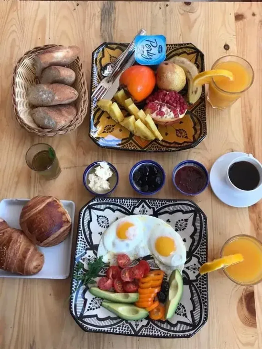 Cozy Surf House Taghazout — Located in the coastal town of Taghazout, the Cozy Surf House is steps away from the ocean, offering a relaxed beach atmosphere. The surroundings are vibrant with local Moroccan culture, providing a rich backdrop for both adventure and tranquility.