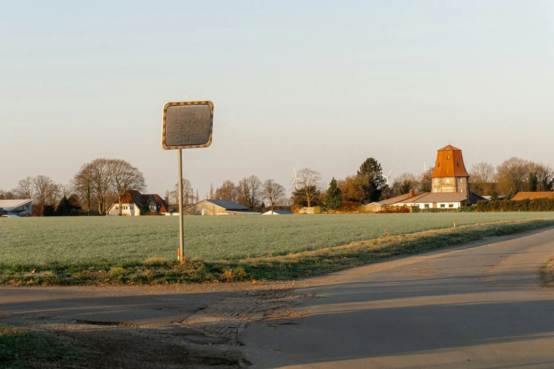 das Gathering — set on the edge of a tiny, extraordinarily calm village in Mecklenburg Vorpommern, das Gathering occupies a former farmhouse that has been neatly renovated. The tranquil rural setting, approximately two hours from Berlin, provides a peaceful backdrop, well suited to quiet contemplation and introspection away from urban distractions.