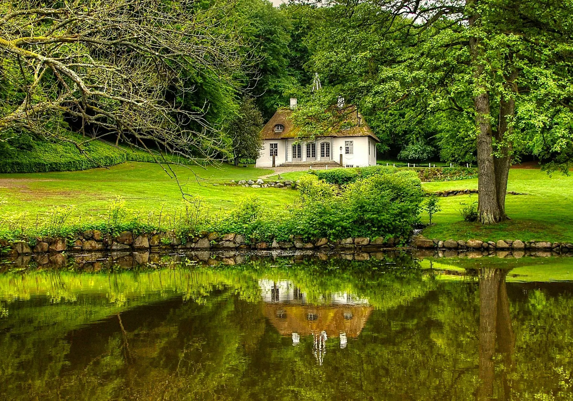 Dein Weg in ein schmerzfreies Leben — Located in Gram, Denmark, the center provides a tranquil backdrop for personal reflection and group connection. While specific venue details are not provided, the emphasis on inner growth suggests a peaceful and conducive atmosphere.