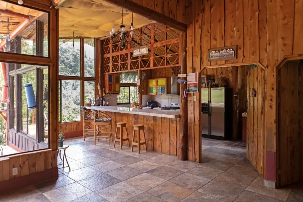 Divine Nature Retreats — The center is situated in the picturesque Chirripó Valley, within the quaint mountain town of San Gerardo de Rivas. It's surrounded by lush natural beauty, with easy access to the Cerró Chirripó trailhead and the Cloudbridge Nature Reserve, offering ample opportunities for outdoor exploration and immersion.