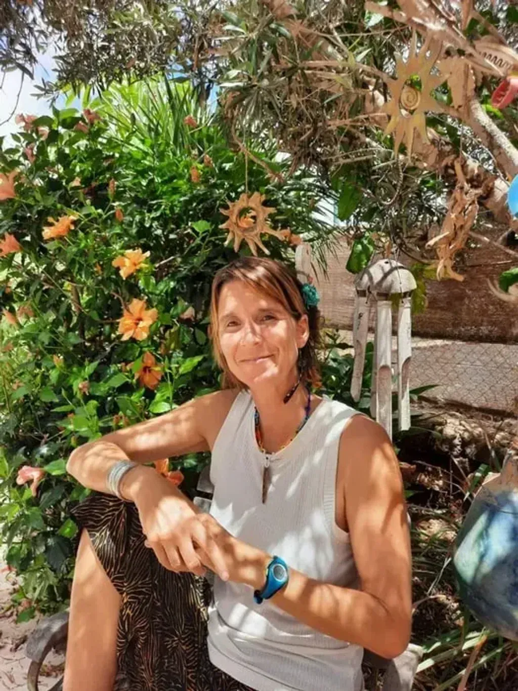 Dóra La Cuidadora — The center is located in La Oliva, a municipality in Las Palmas, Spain. The area offers a tranquil environment, ideal for reflection and connection with nature, while still being accessible to nearby towns like Corralejo and El Cotillo.