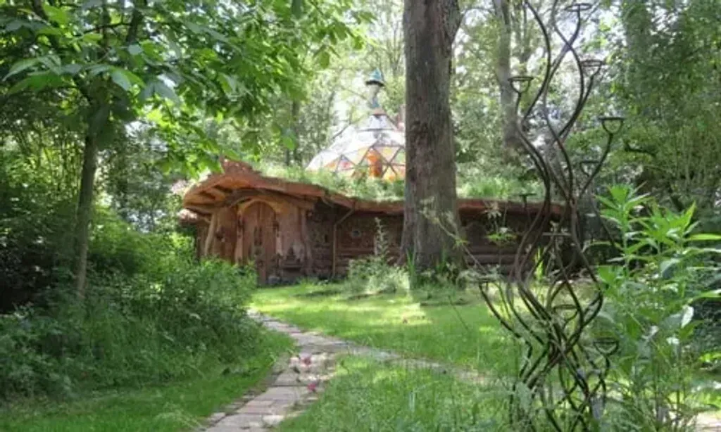 Earth Awareness — The center is situated in Teuge, Netherlands, offering a serene escape about an hour from Amsterdam. The focal point is the Nature Temple, an architectural wonder built from over 40 types of wood, straw, and clay, creating a deeply authentic and natural atmosphere that harmonizes with its surroundings.