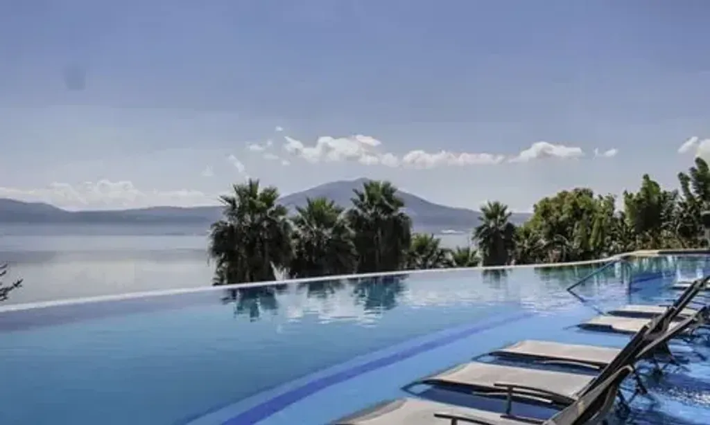 Elena Parau — Perched with incredible views of Lake Chapala and the surrounding mountains, the venue in Ajijic provides a serene and inspiring natural environment. The atmosphere is designed for peace and reconnection, allowing guests to fully immerse themselves in the beauty of the landscape.