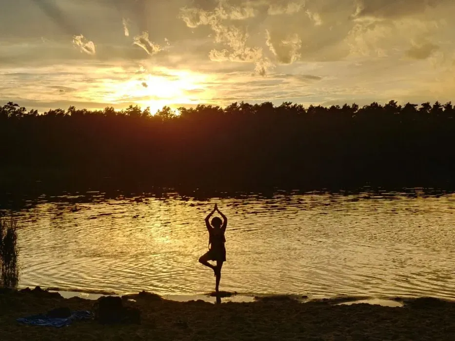 English Yoga Berlin — The Rosenwaldhof venue is set within a peaceful nature reserve, enveloped by lush forests and the gentle flow of the Havel river. The area boasts numerous lakes well suited to swimming, alongside picturesque walking paths, cycling routes, and opportunities for horseback riding and canoeing. The atmosphere is one of profound tranquility and natural beauty, with every detail of the venue reflecting a sense of care and love.