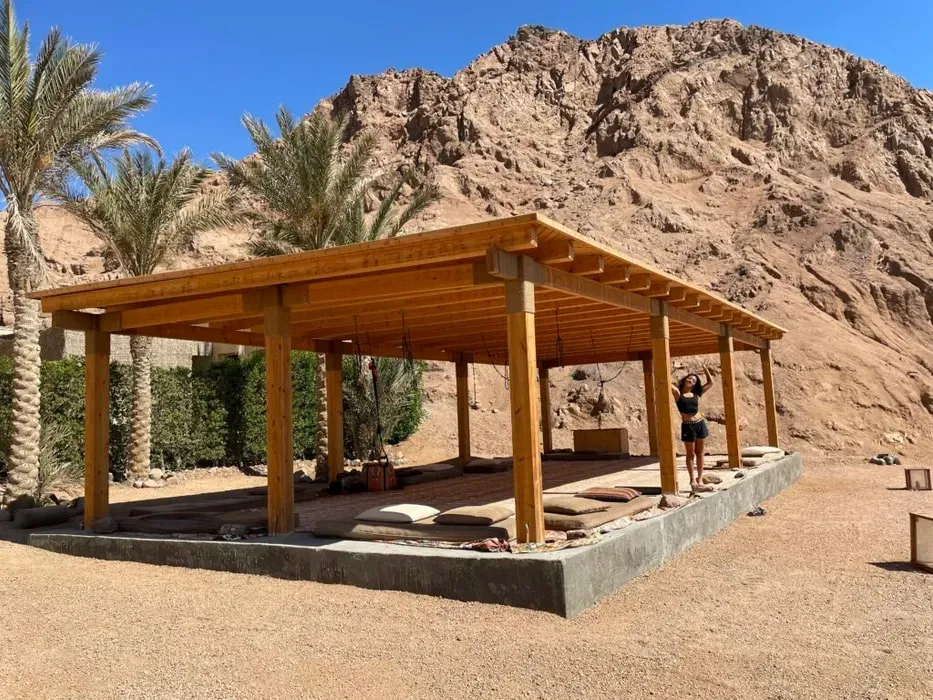 ErinCarrasco — Dahab, a former Bedouin fishing village on the southeastern coast of the Sinai Peninsula, provides a captivating setting where the desert meets the sea. Guests can enjoy tranquil beaches and vibrant coral reefs well suited to water activities, alongside mountains and desert landscapes ideal for hiking and meditation. The atmosphere is known for its relaxed vibe and strong sense of community.
