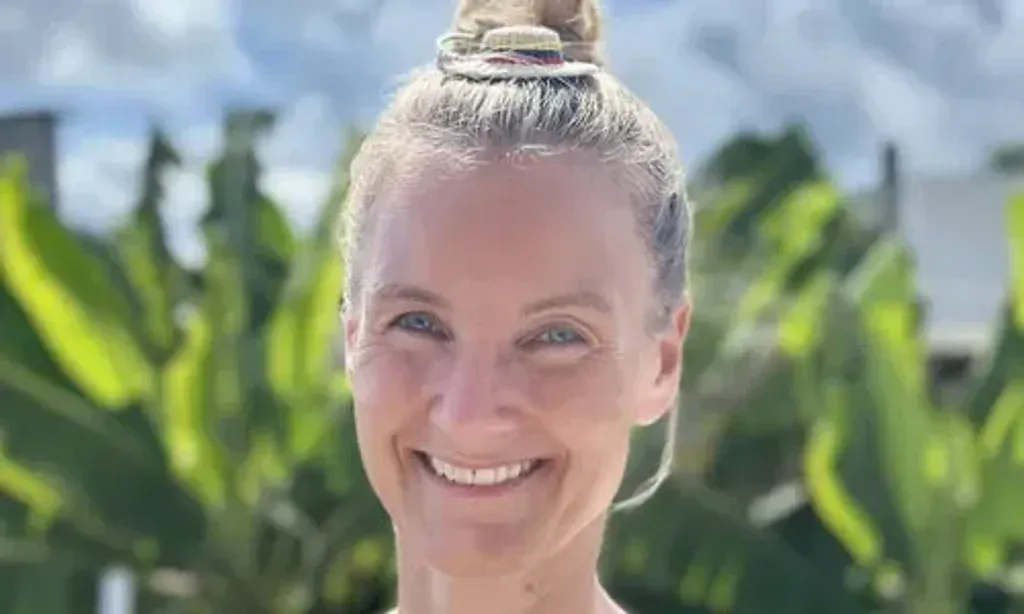 Eva Freund — The retreat is set within the breathtaking Caribbean jungle landscape of Puerto Viejo de Talamanca. Guests are surrounded by lush nature, providing a tranquil and distraction-free sanctuary. The constant sounds of the jungle create a harmonious backdrop, and the powerful energy of the natural environment is deeply felt, fostering a profound sense of peace and reconnection.