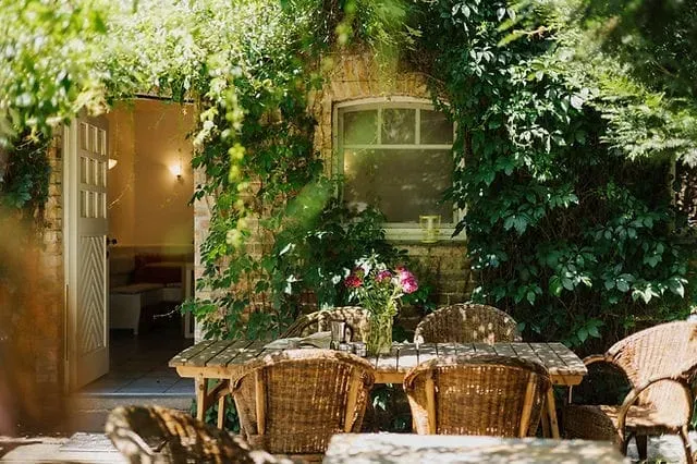 Feuertochter — The retreats take place at Landhaus Gottsdorf, a venue situated in the serene Nuthe-Urstromtal. This location offers a peaceful rural atmosphere, providing a quiet backdrop conducive to introspection and community building, yet remains conveniently accessible.