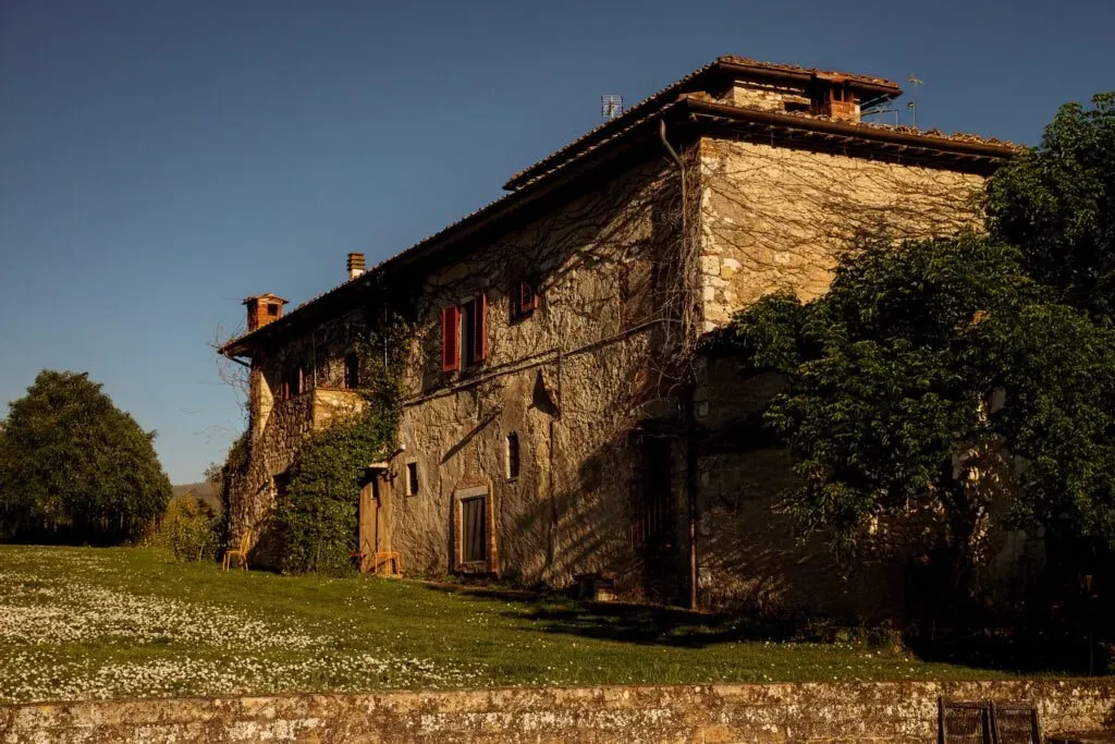 Fluuido — Fluuido is set within a stunning Tuscan wine estate, surrounded by the iconic landscape of rolling vineyards, ancient olive groves, and stately cypress trees. The atmosphere blends rustic charm with refined elegance, offering a serene backdrop for both creative pursuits and deep relaxation.