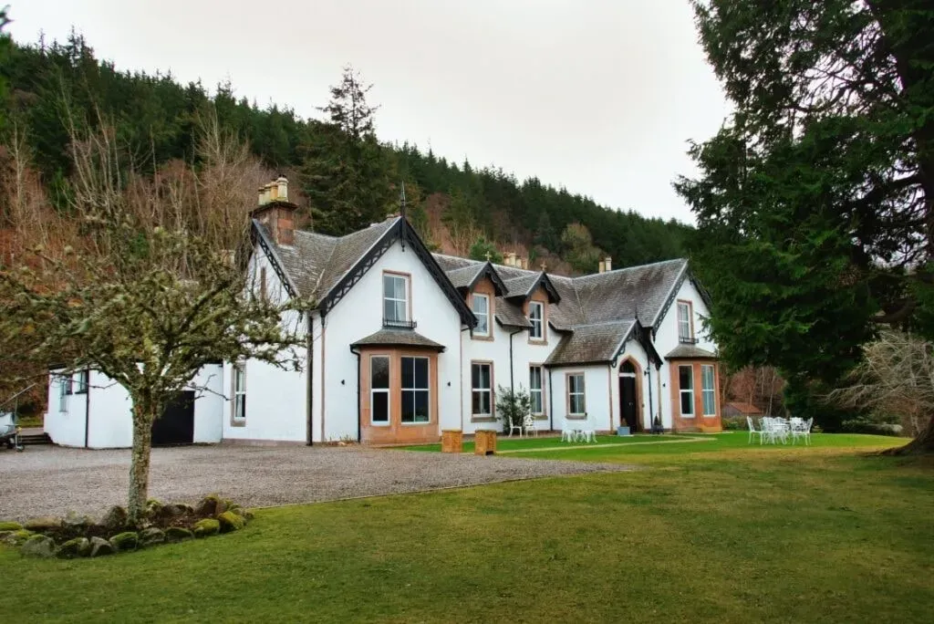 Foyers Lodge — set in the breathtaking Scottish Highlands, Foyers Lodge overlooks the iconic Loch Ness. The natural beauty of the surroundings provides a tranquil backdrop for reflection and rest. Guests can enjoy peaceful gardens and scenic views, contributing to an atmosphere of calm and rejuvenation.