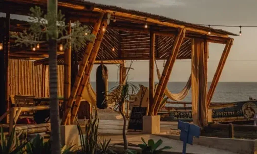 Free Spirit hostel Ecuador — Situated directly on the Pacific coast in the quaint fishing village of Puerto Engabao, the center offers a tranquil beachfront environment. Guests can enjoy the soothing sounds of the ocean, picturesque sunsets, and lush surroundings, creating a naturally peaceful atmosphere.