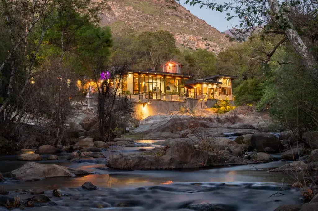 Georgel — Located in the historic and artistic city of San Miguel de Allende, Guanajuato, Georgel provides a serene escape within a lively cultural landscape. The atmosphere is one of mindful living, complemented by the rich heritage and warm climate of central Mexico.